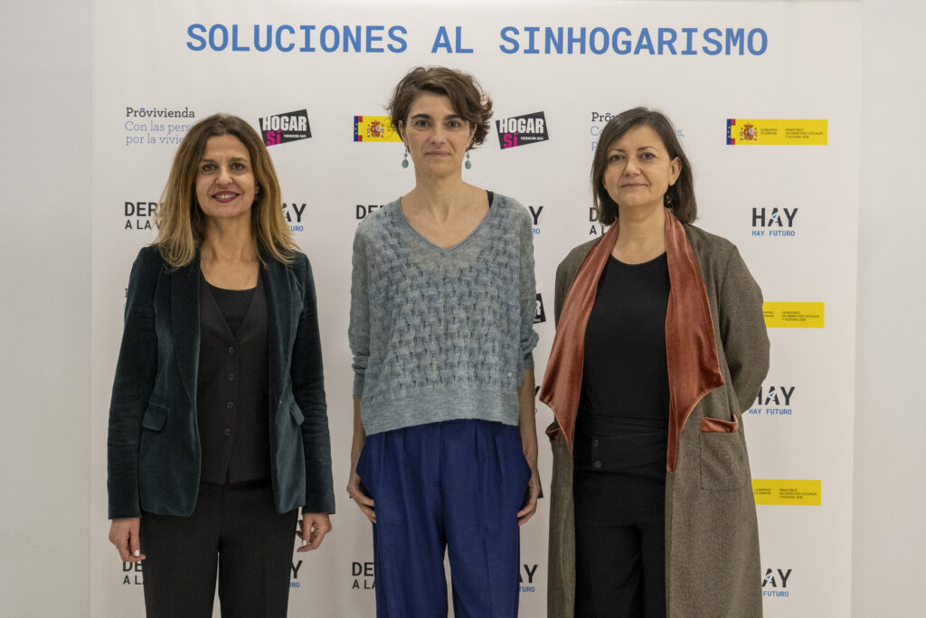 Gema Gallardo (directora general de Provivienda), Rosa Martínez (Secretaria de Estado de Derechos Sociales. Ministerio de Derechos Sociales, Consumo y Agenda 2030) y Maribel Ramos (subdirectora de HOGAR SÍ)