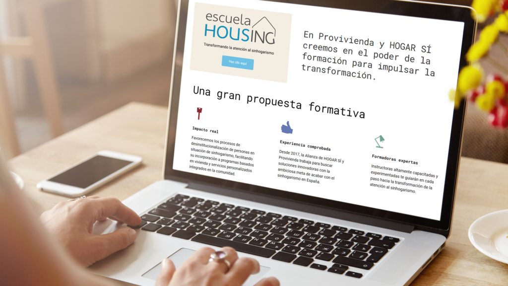 Ordenador portátil con pantalla de la web Escuela HOUSING